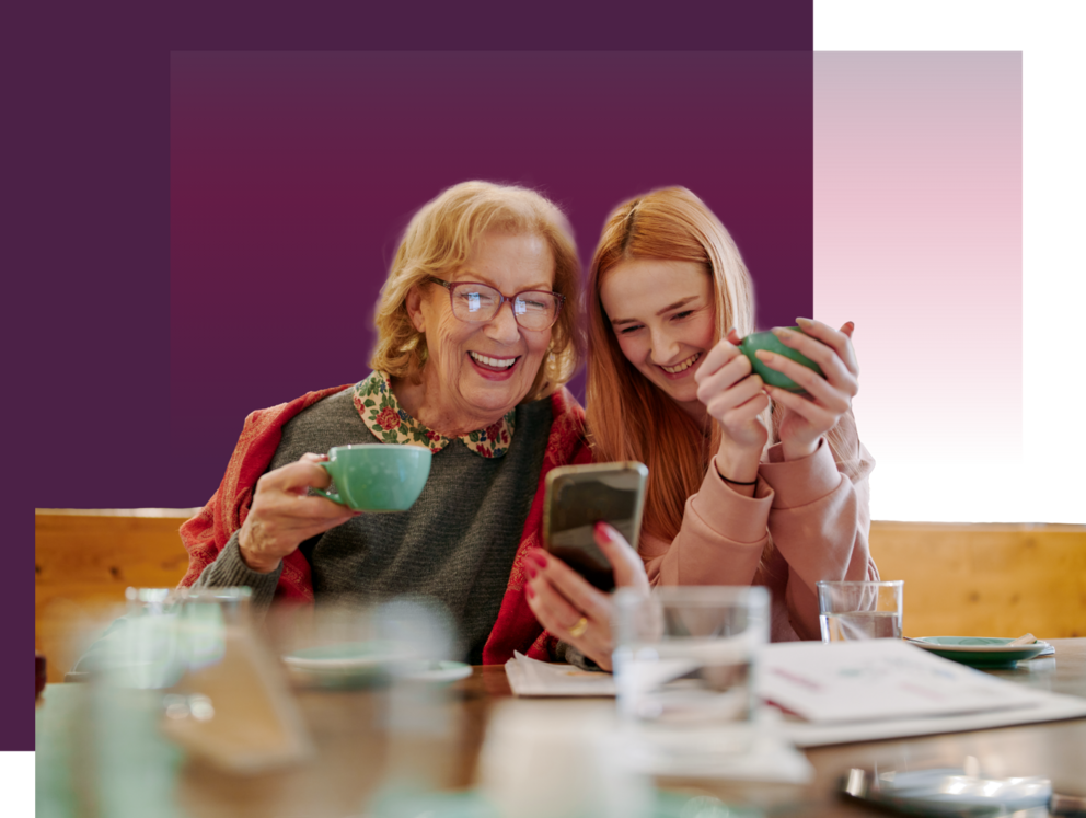 Freundschaftswerbung – Oma und Enkelin in Café